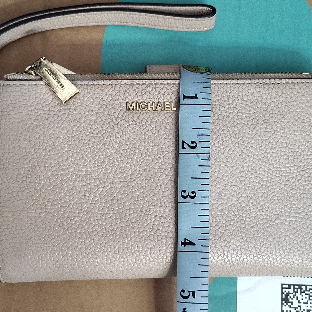 Michael Kors Blush Pink Leather Wristlet Wallet with Gold Hardware - Picture 4 of 8